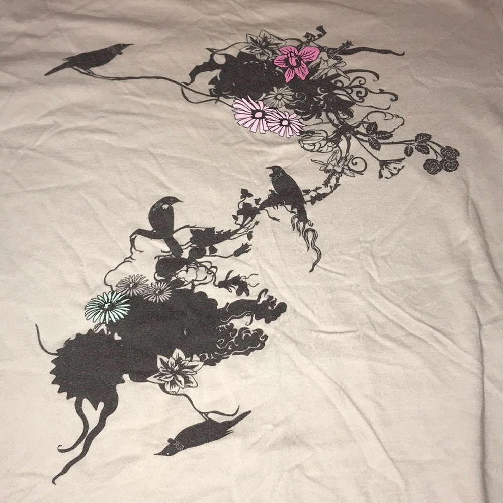 Tee blackbird silhouettes floral pattern